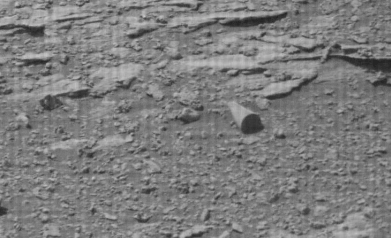 Objeto cilíndrico misterioso parcialmente enterrado em Marte volta a intrigar pesquisadores