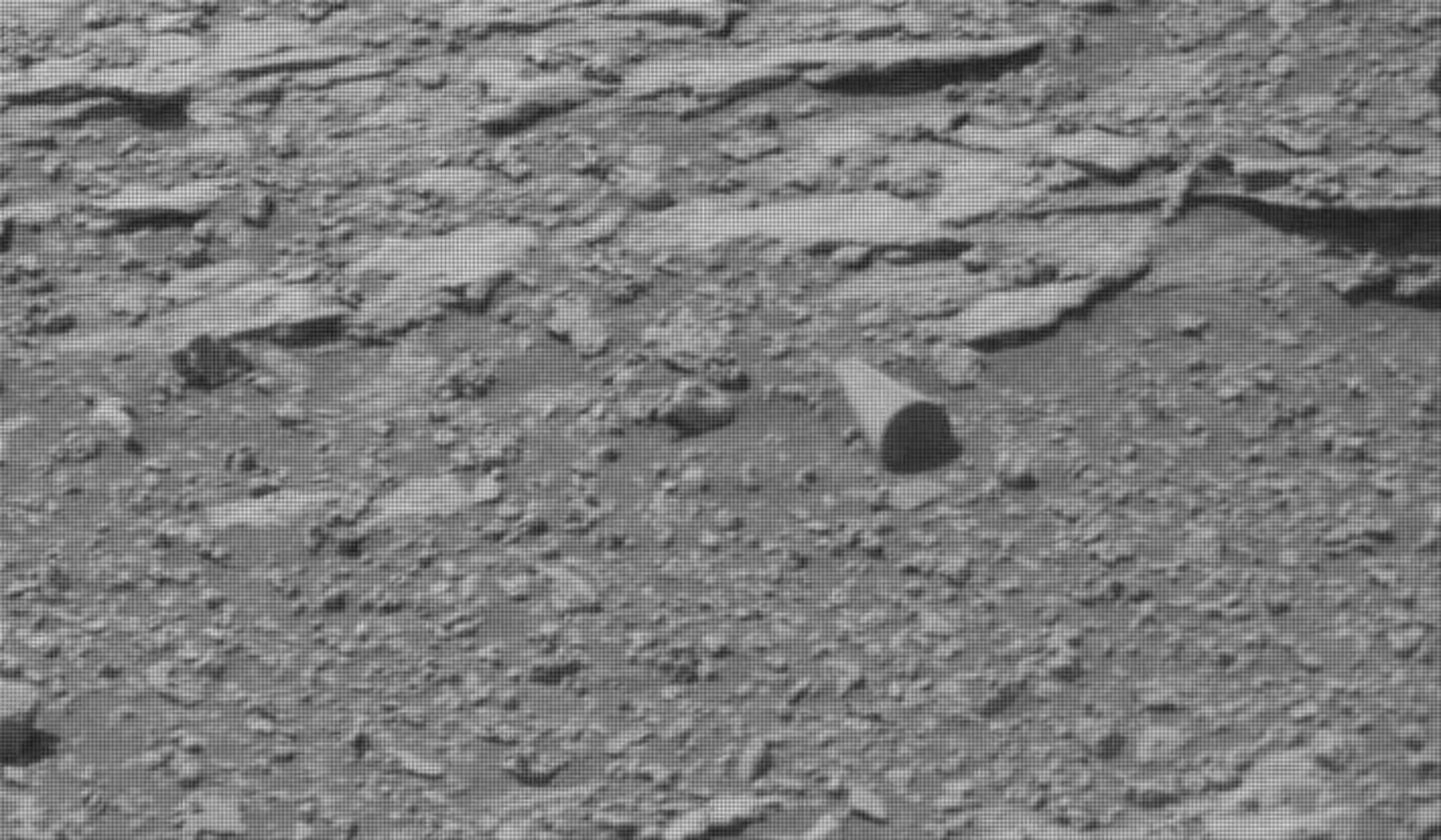 Objeto cilíndrico misterioso parcialmente enterrado em Marte volta a intrigar pesquisadores