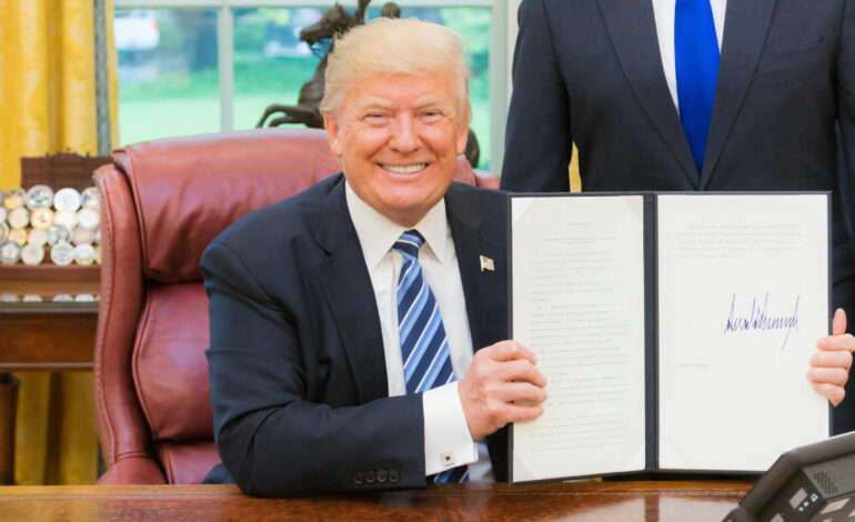 Ex-aliado de Trump diz ter recebido informações sobre suposto programa secreto de híbridos alienígenas