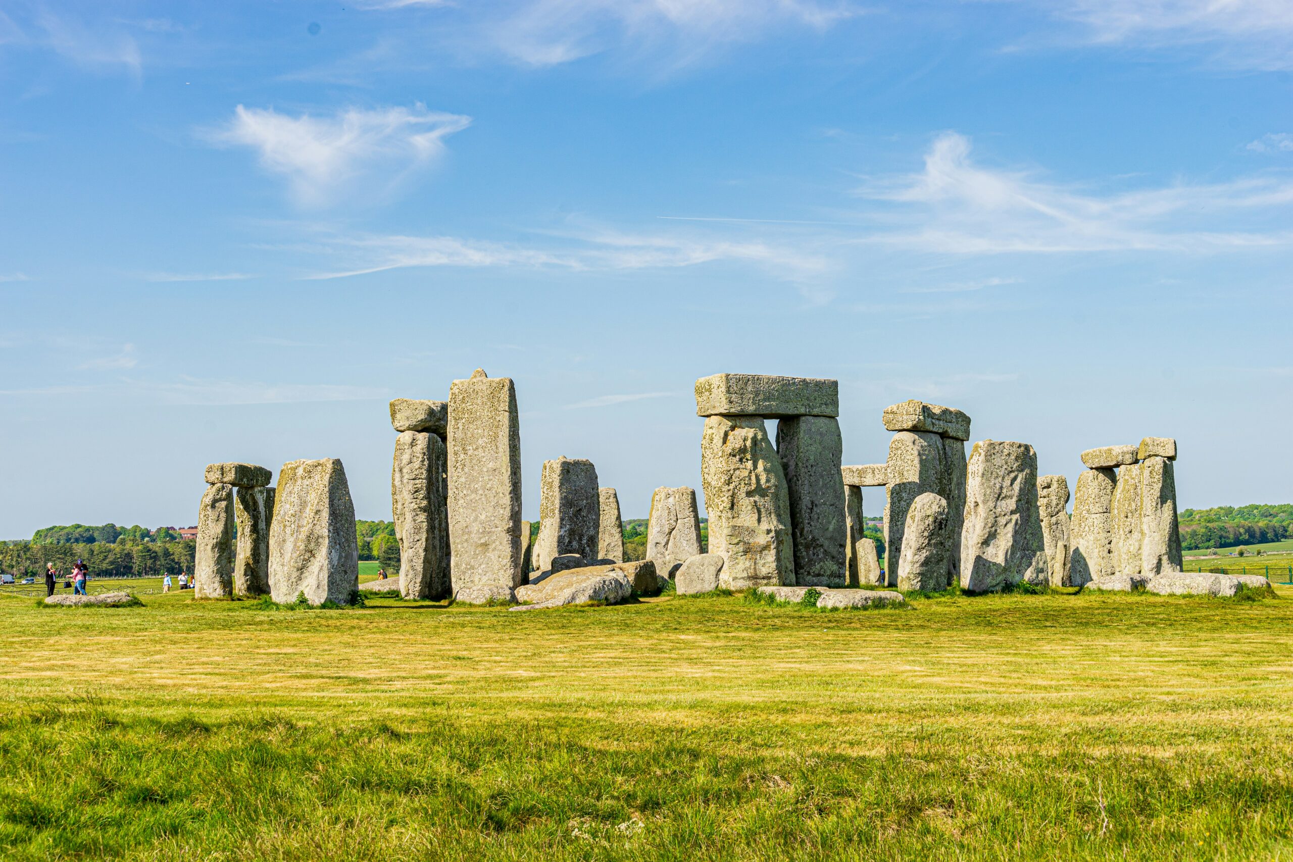 Na Inglaterra, Stonehenge continua despertando debates por causa da disposição exata de suas pedras em relação aos solstícios e eclipses.