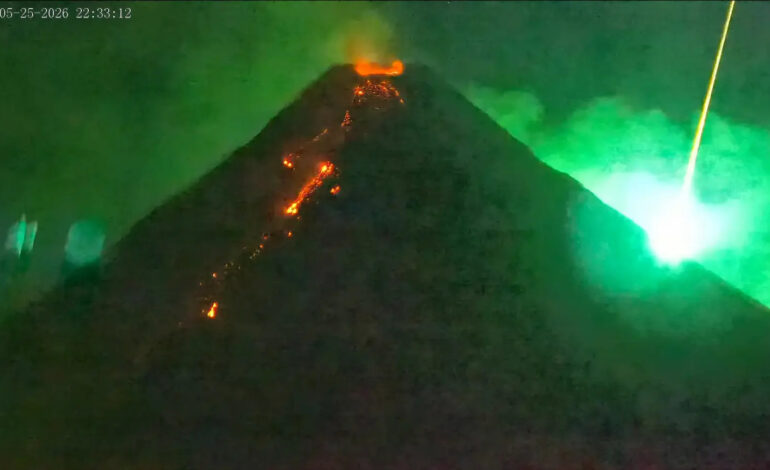 Vídeo viral de luz crescente após meteoro cruzar vulcão em erupção nas Filipinas gera frenesi sobre extraterrestres