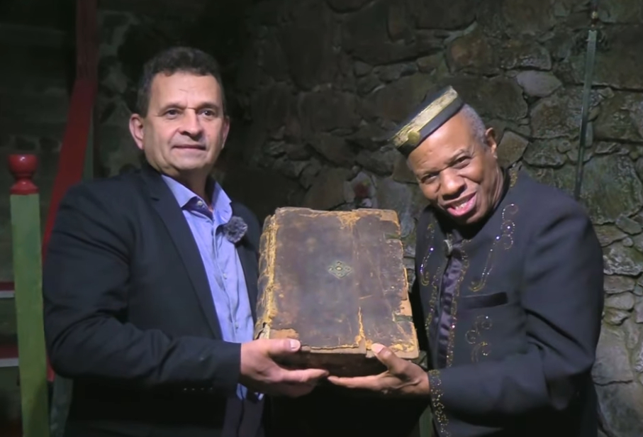 Bíblia histórica de 1519 pode esconder códigos e possíveis pistas sobre vida extraterrestre, aponta análise investigativa